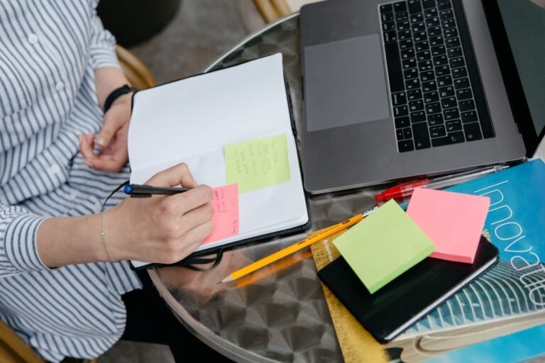 Você Sai de Toda Reunião Sem Lembrar de Nada? A IA Pode Fazer Atas Automáticas em 30 Segundos (Sem Você Anotar Uma Palavra)