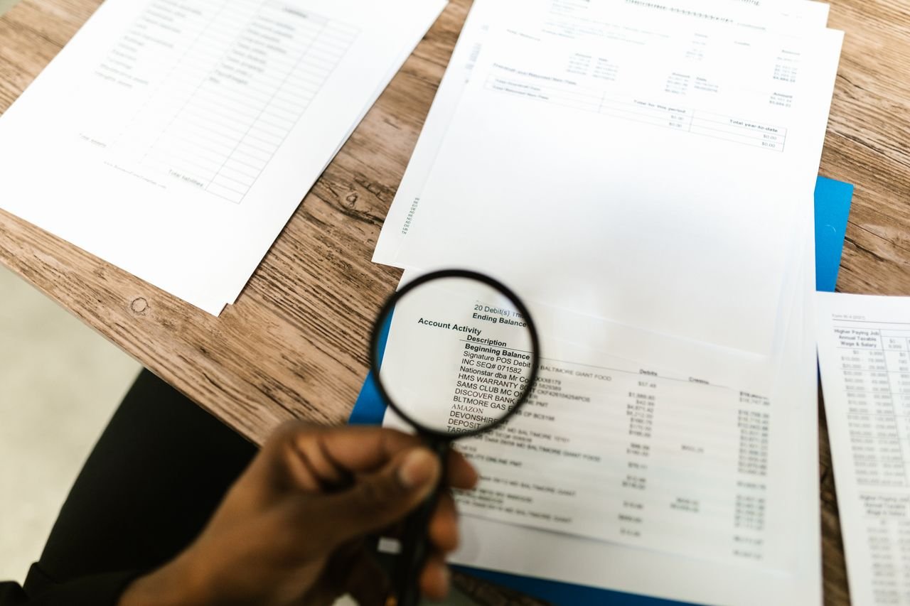 Pessoa verificando informações no computador para resolver problema de contexto