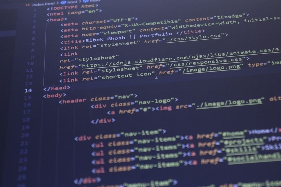 Site responsivo exibido em múltiplos dispositivos