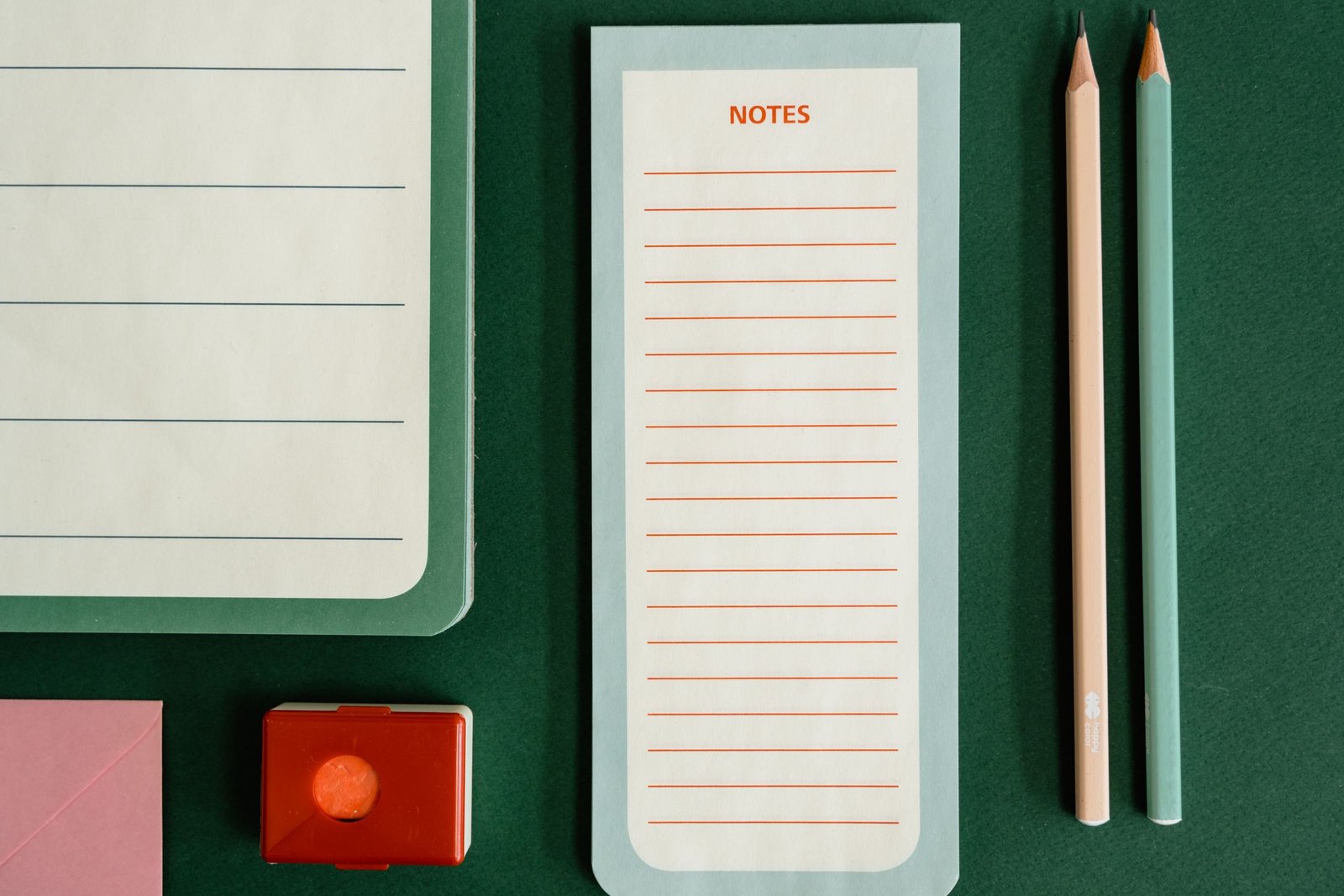 Pessoa organizando notas e templates em um caderno digital