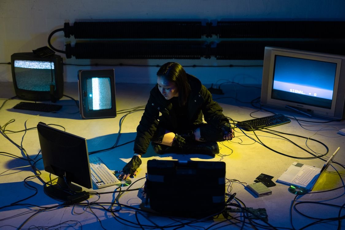 Tela de computador exibindo código em ambiente cyberpunk