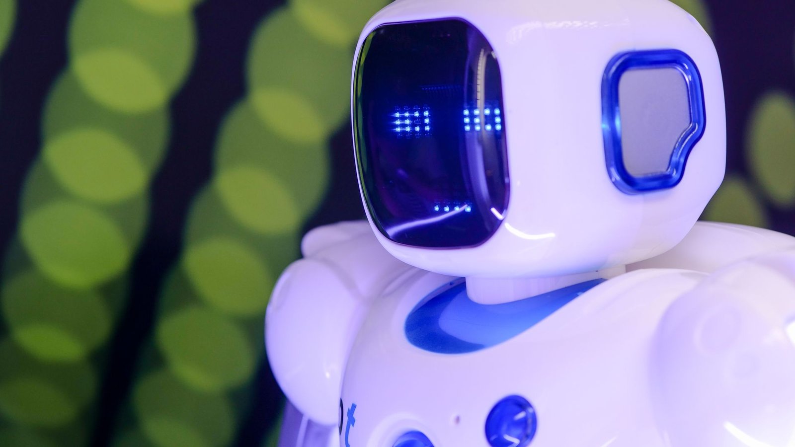 Robô humanoide moderno com feições azuis brilhantes em close-up