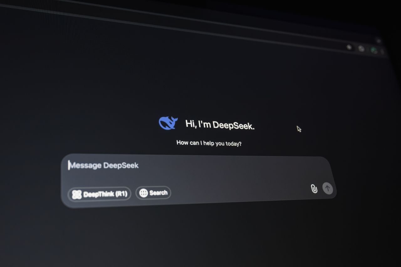 Tela de chatbot com IA gerando resposta, representando o momento em que a alucinação acontece