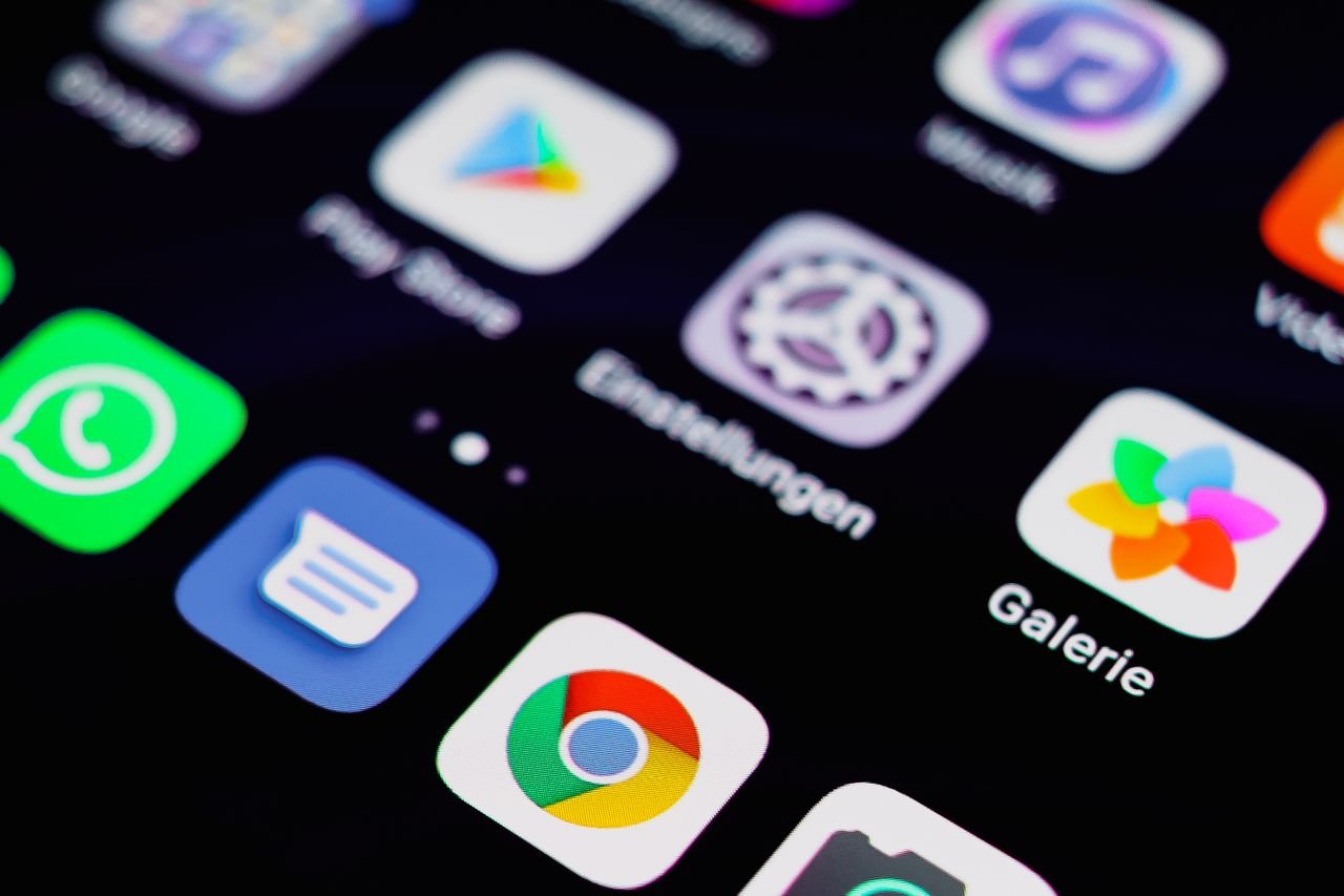 Pessoa analisando permissões no celular