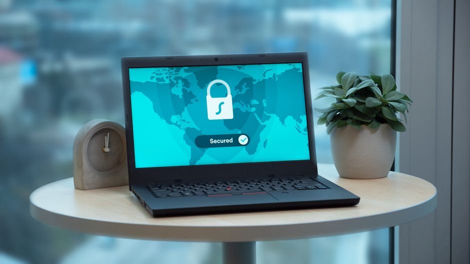 Pessoa com máscara anônima em frente a computador representando privacidade online