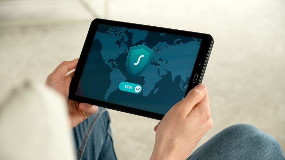 Dispositivo com tela de VPN mostrando conexão segura para navegação privada